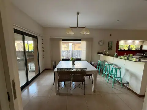 Casa en Alquiler Temporal con 2 cocheras