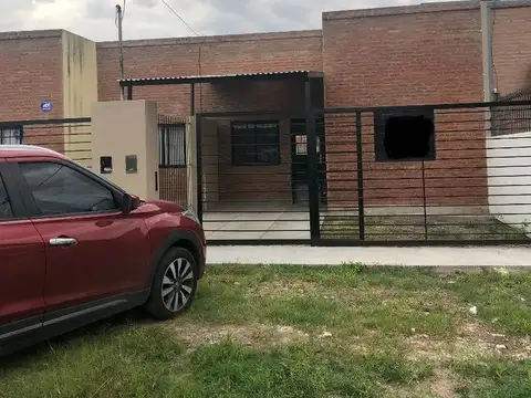 Casa en P.H, sobre lote de 6 x 25, cochera , fondo