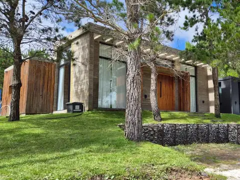 Venta de casa en Barrio VILLAROBLES. Pinamar.