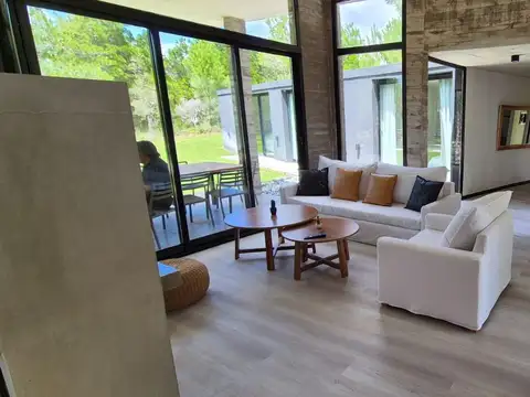 Casa en Alquiler con 1 cochera