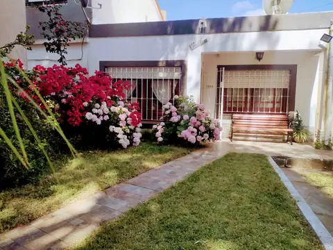 Casa con patio en alquiler temporada  , a 200 metros del mar , todos los servicios