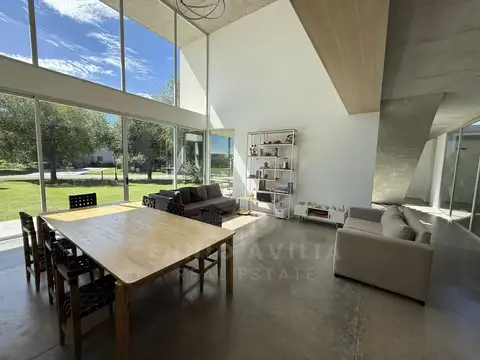 Casa 5 ambientes con 4 baños