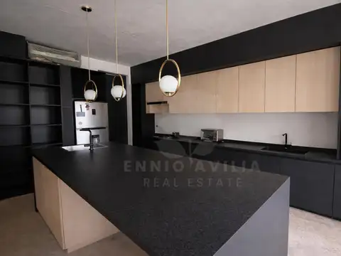 Casa de diseño | 5 amb | 300m² cub | Lote 2.400m² | Barrio Golf – Estancias del Pilar