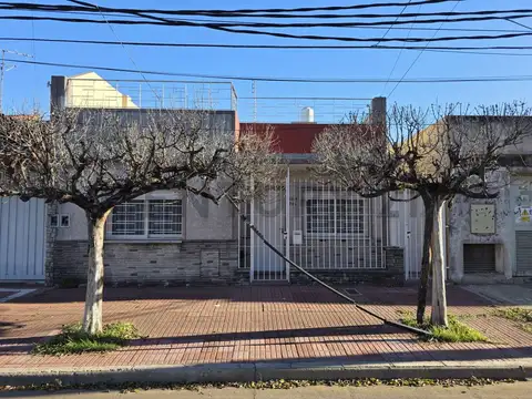 VENTA CASA 4 AMBIENTES, CON PARQUE, PARRILLA, EN SAN MARTIN ACEPTA PERMUTA
