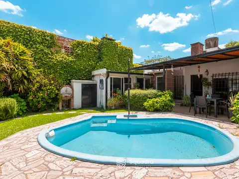 VENTA | PERMUTA - Casa de 3 dormitorios con jardin y piscina. Barrio Triangulo, Rosario.