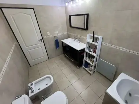 Casa en Alquiler con 4 cocheras