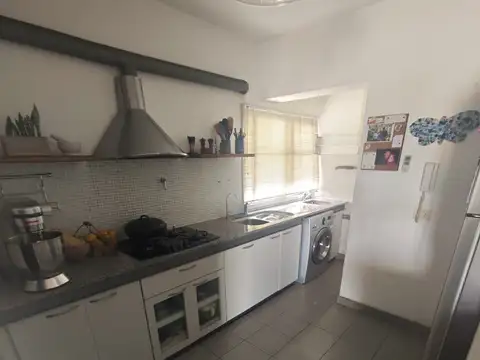 *IMPECABLE DEPARTAMENTO DE 3 AMBIENTES CON BALCON AL FRENTE 2º PISO POR ESCALERA*