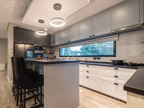 Casa en Venta con 4 cocheras