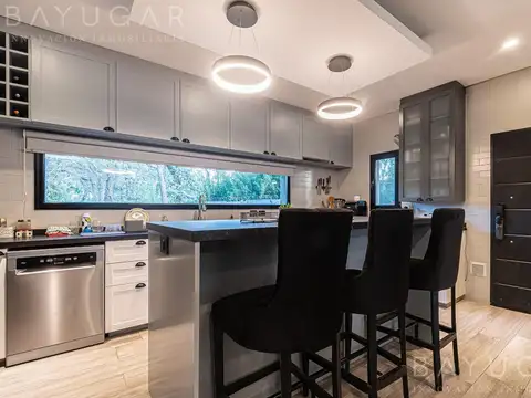 Casa 5 ambientes con 3 baños