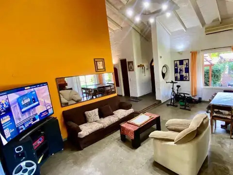Casa 4 ambientes con 2 baños