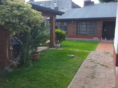 "ESCOBAR ZONA CENTRICA"  CASA CON PARQUE Y COCHERA