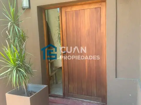 Casa en Alquiler con 4 cocheras