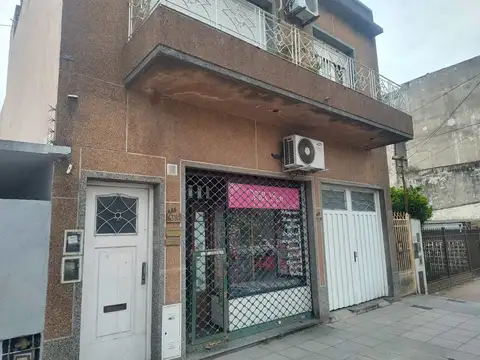 VENTA CASA 4 AMB C/LOCAL, COCHERA Y JARDIN