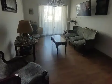 Venta Dto 4 Ambientes al frente con Balcon, COCHERA Y BAULERA, en edificio con Piscina