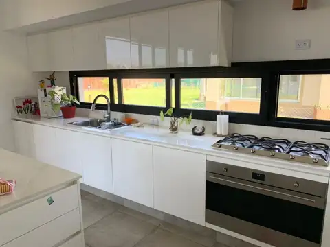 Casa 5 ambientes con 4 baños