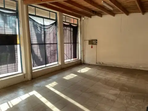 Alquilo amplio galpón con oficina y terreno.