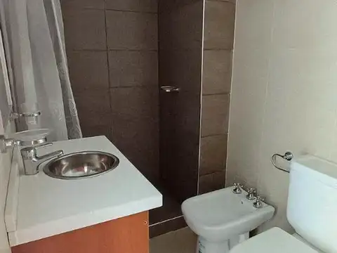 AMPLIO MONOAMBIENTE CON PATIO EXCLUSIVO EN ALQUILER