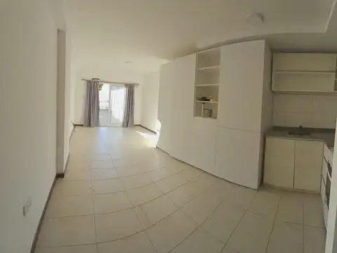 AMPLIO MONOAMBIENTE CON PATIO EXCLUSIVO EN ALQUILER