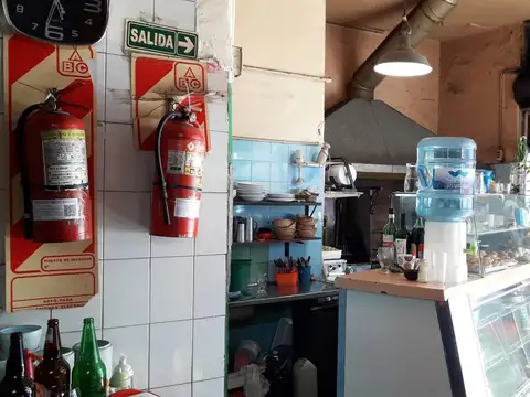 CASA CON LOCAL EN VENTA DE 5 AMBIENTES CON LOCAL EN BOEDO.