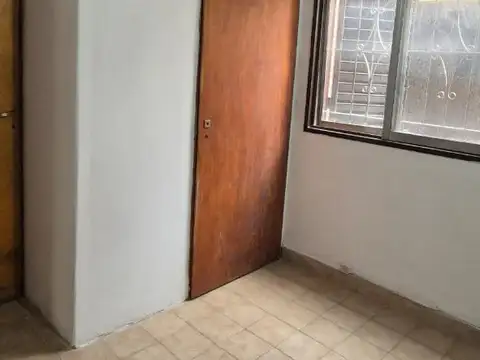 Venta Casa tres dorm. con patio, B° Amsur