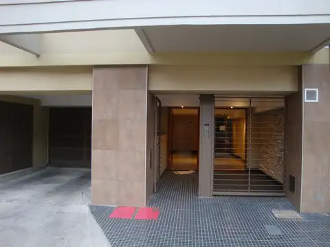 DEPARTAMENTO DE TRES AMBIENTES CON COCHERA