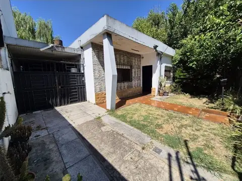 OPRTUNIDAD  CASA CASTELAR 3 AMBIENTES APTA CREDITO