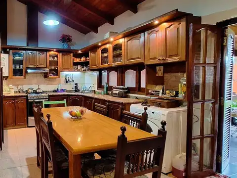 Casa 8 ambientes con 2 baños