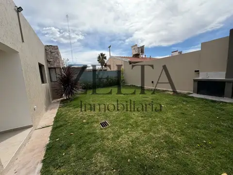 Casa en Alquiler con 2 cocheras