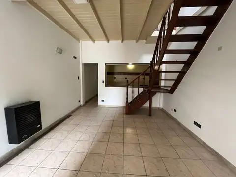 Depto Tipo Casa en Alquiler de 3 ambientes