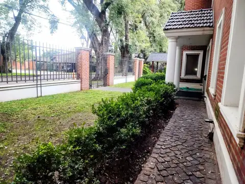 Casa 6 ambientes con 2 baños