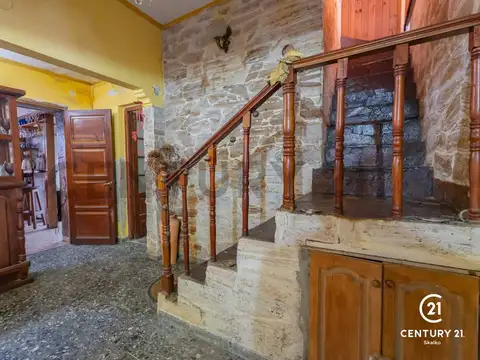 Casa 8 ambientes con 2 baños