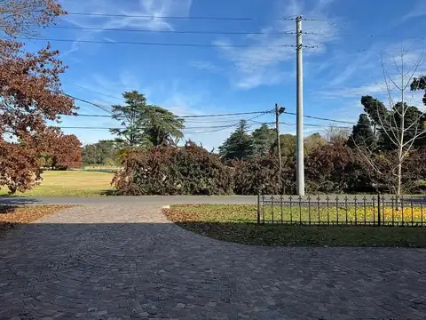 Señorial casa de dos plantas en alquiler en el Golf Club Argentino con vista a la cancha de golf.