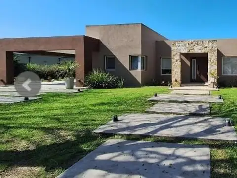 HERMOSA Y MUY PROLIJA CASA EN BARRIO CERRADO HARAS SAN PABLO