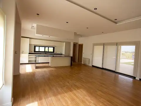 Casa 6 ambientes con 5 baños