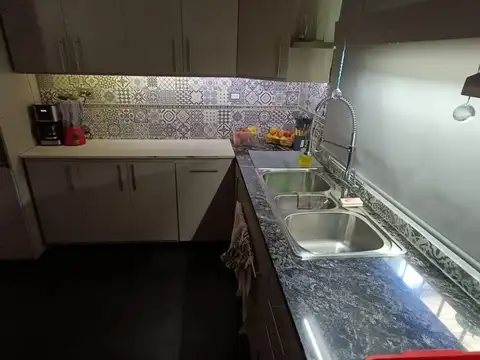 Casa 9 ambientes con 2 baños