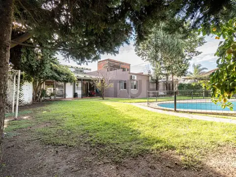 PH Tipo Casa con parque y piscina Permuta