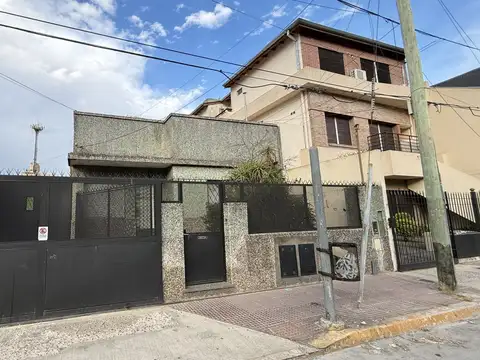 Casa 3 ambientes con Galpón. Lote 10 x 40