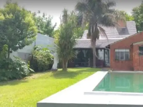 VENTA CASA 5 AMBIENTES CON COCHERA,QUINCHO Y PILETA MORON