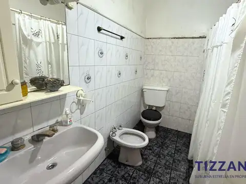 Casa 9 ambientes con 2 baños
