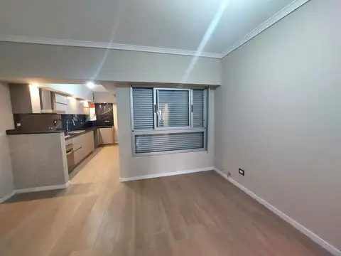 Depto. de 2 amb. con terraza y balcón al frente