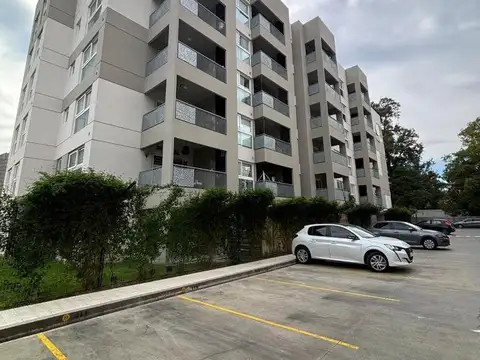 Departamento de 4 ambientes en planta baja con jardín y cochera en complejo Altos Las Casuarinas