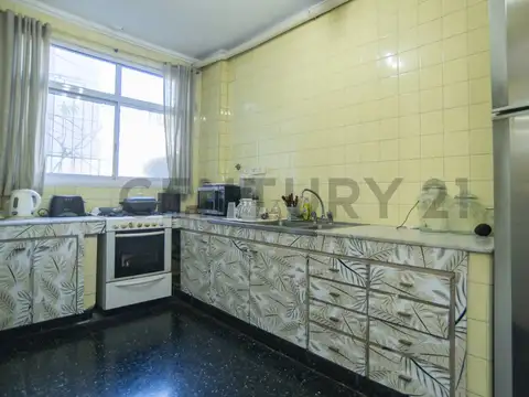 Departamento 8 ambientes con 2 baños