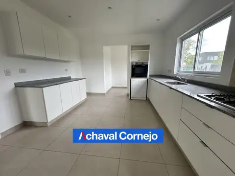 Casa en Alquiler con 2 cocheras