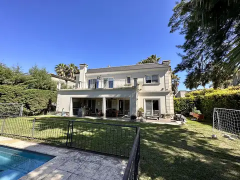 Casa en Venta con 2 cocheras