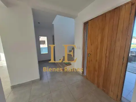 Casa en Venta con 3 cocheras