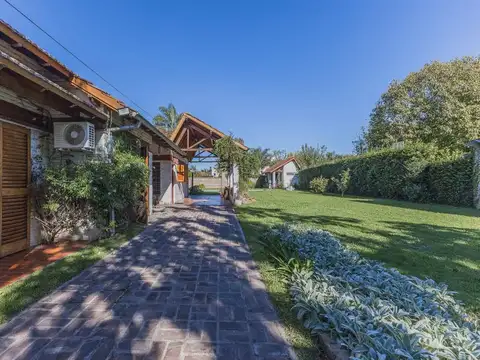 Casa en Venta con 2 cocheras