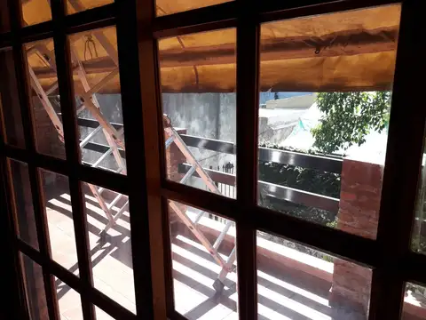 EXCELENTE 4 AMB. TIPO CASA.- 2 PLANTAS