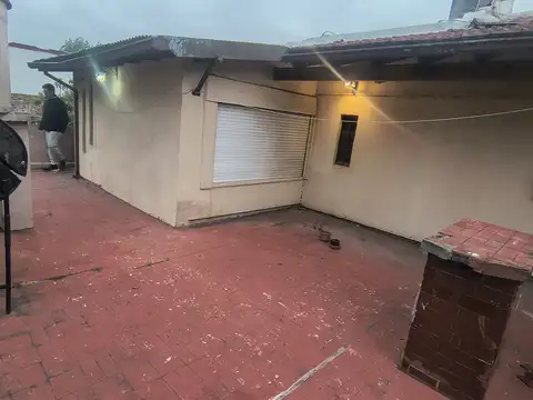 EXCELENTE CASA DISTRIBUIDO EN 2 UNIDADES INDEPENDIENTES CON LOCAL
