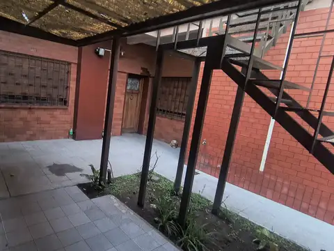 Casa 6 ambientes con 2 baños