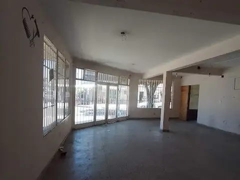 AMPLIA LOCAL EN ESQUINA CON DEPOSITO